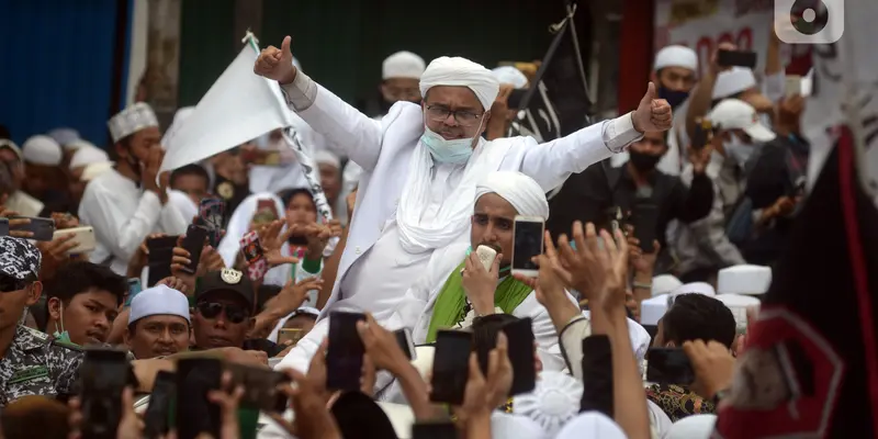 FOTO: Tiba di Petamburan, Rizieq Shihab Disambut Massa Pendukung