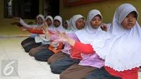 Anak-anak menari Saman di Yayasan Rumah Amelia, Ciledug, Tangerang, Minggu (11/10/2015). Melalui Terapi Tari anak-anak mencapai keseimbangan tubuh dan jiwa, sehingga dapat memperbaiki pandangan hidup dan fungsi mental. (Liputan6.com/Gempur M Surya)