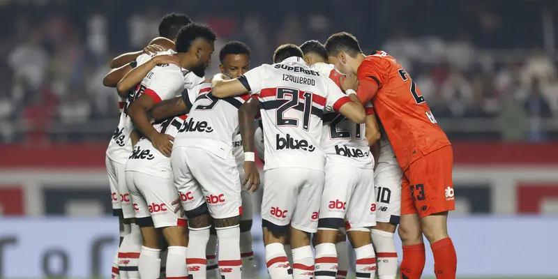 Pemain Sao Paulo FC Kenakan Jersey Sang Bek Uruguay