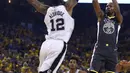 Kevin Durant melepaskan tembakan melewati adangan pemain San Antonio Spurs, LaMarcus Aldridge pada playoffs NBA Basketball di Oracle Arena, Oakland, California, (16/4/2018). Warriors menang 116-101. (AP/Ben Margot)