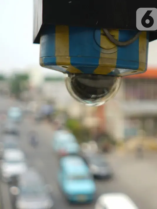 Kamera CCTV pemantau arus lalu lintas terpasang di JPO kawasan Cawang, Jakarta Timur, Kamis (10/10/2019). Pemprov DKI Jakarta akan membantu pengadaan kamera tilang elektronik atau Electronic Traffic Law Enforcement (E-TLE) pada akhir 2019. (Liputan6.com/Immanuel Antonius)