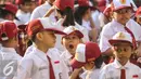 Seorang siswa menguap menahan kantuk sebelum upacara di SD Pasar Baru 05, Jakarta, Senin (27/7/2015). Usai libur panjang Idul Fitri para siswa kembali beraktivitas mengikuti pelajaran di sekolah untuk tahun ajaran 2015-2016. (Liputan6.com/Faizal Fanani)