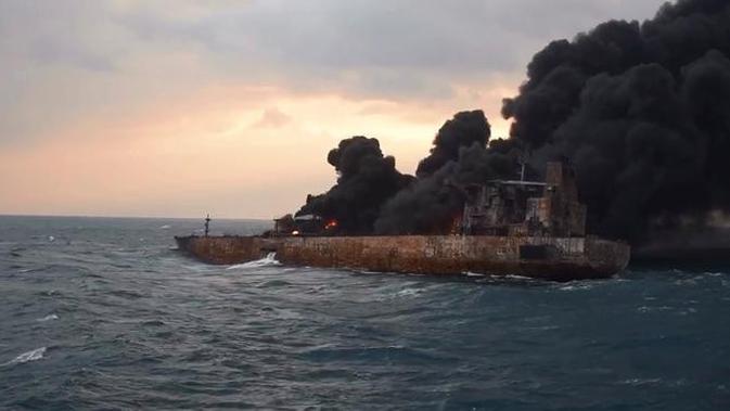 Kondisi kapal tanker minyak Iran yang mengalami kebakaran hebat di Laut Cina Timur (11/1). Akibat kecelakaan itu, 10 kapal pemerintah Tiongkok dan kapal nelayan diterjunkan untuk membantu upaya pembersihan laut. (Ministry of Transport via AP)