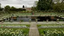 The White Garden terletak di dekat pondok tempat tinggal putra bungsu Diana, Pangeran Harry, London, Kamis (13/4). Kensington Palace sebelumnya merupakan tempat tinggal Putri Diana, yang mendapat gelar Princess of Wales. (AP Photo / Matt Dunham)