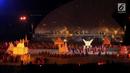 Penari membawakan tarian bertema Keberagaman di Indonesia saat pembukaan Asian Para Games 2018 di Stadion Utama Gelora Bung Karno, Jakarta, Sabtu (6/10). Ribuan atlet dari 41 negara akan berlaga. (Liputan6.com/Helmi Fithriansyah)