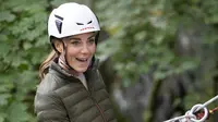 Kate Middleton menjajal aktivitas wisata petualangan saat mengunjungi Kadet Udara Royal Air Force (RAF) di Pusat Pelatihan Petualangan Windermere, Inggris, 21 September 2021. (Andy Stenning/POOL/AFP)
