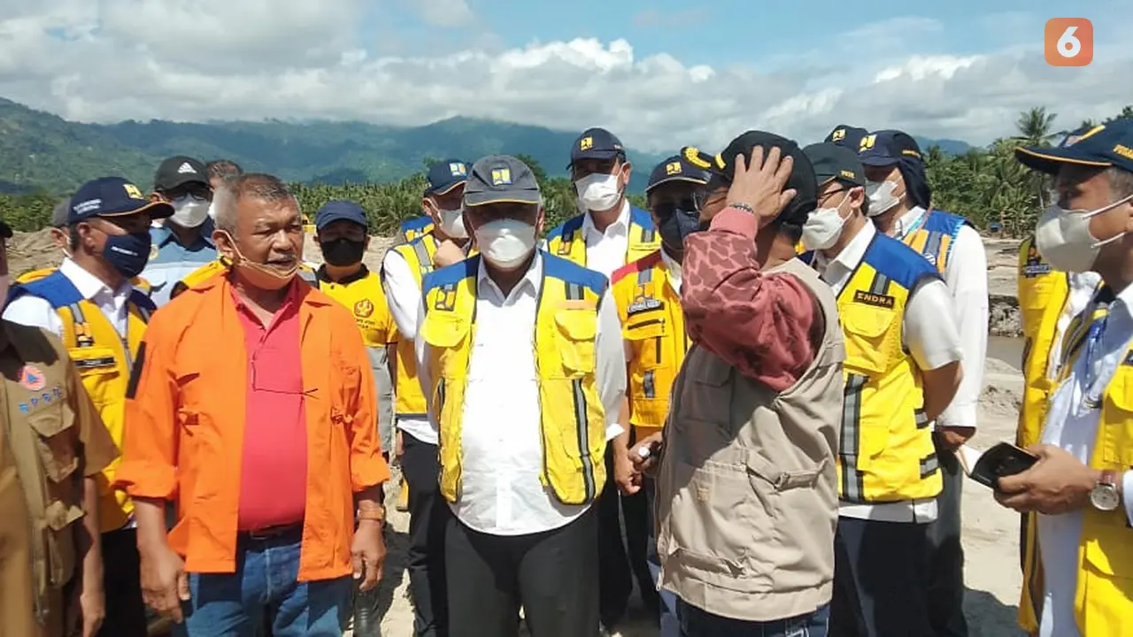 Menteri PUPR Basuki Hadimuljono meninjau sungai di Kecamatan Torue, Parigi Moutong pascabanjir bandang