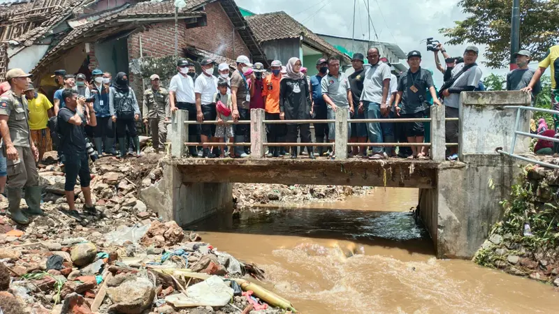 Ipuk saat meninjau banjir di Kalibaru Banyuwangi. (Hermawan/Liputan6.com)