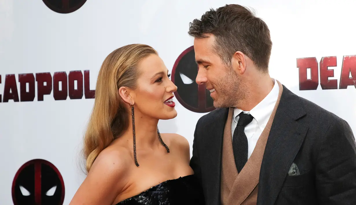 Pemeran utama film Deadpool, Ryan Reynolds bersama istrinya Blake Lively saat menghadiri pemutaran khusus "Deadpool 2" di AMC Loews Lincoln Square, New York (14/5). (Brent N. Clarke / Invision / AP)