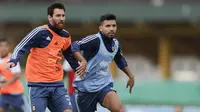 Striker Argentina, Lionel Messi dan Sergio Aguero, mengikuti latihan bersama timnas Argentina jelang laga kualifikasi piala dunia 2018 di  Buenos Aires, Selasa (29/8/2017). Argentina akan berhadapan dengan Uruguay. (AP/Natacha Pisarenko)
