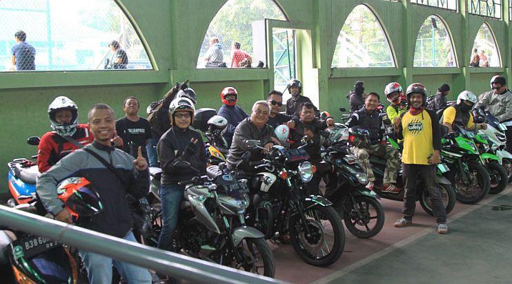 Sunmori direksi Adira Insurance bersama jurnalis otomotif. (ist)