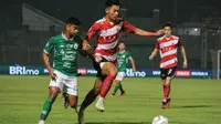 Laga Madura United versus PSS Sleman di Gelora Bangkalan, Madura, Jum'at (29/3/2024) malam WIB. (Bola.com/Wahyu Pratama)