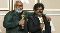 Musisi M. M. Keeravani dan Chandrabose menang Piala Oscar 2023 lewat lagu &ldquo;Naatu Naatu&rdquo; soundtrack film RRR. (Foto: Jordan Strauss/Invision/AP)