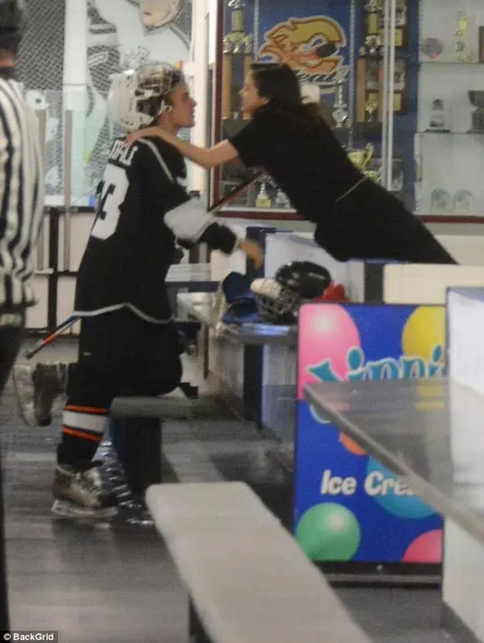 Melansir dari Dailymail belum lama ini, Selena terlihat menemani Justin yang sedang bertanding Hoki. Sebagai bentuk menyemangati, Selena mencium kekasihnya itu tanpa malu-malu di depan publik. (Daily Mail)