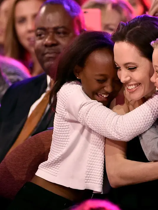 Keenam anak Jolie pun tampaknya tak keberatan berada di bawah pengawasan sang paman, Haven. Terbukti sampai saat ini mereka dikabarkan dalam kondisi baik meski tersimpan rasa rindu kedua orangtuanya. (AFP/Bintang.com)