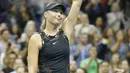 Maria Sharapova menyapa fans usai menang atas Simona Halep pada turnamen AS Terbuka 2017 di Stadion Arthur Ashe, New York (28/8/2017). Sharapova menang 6-4,4-6,6-3. (AP/Kathy Willens)