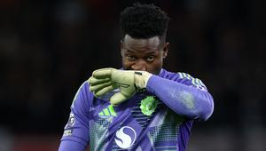 Kiper Manchester United, Andre Onana, menyeka wajahnya saat laga lanjutan Liga Inggris 2024/2025 melawan Newcastle yang berlangsung di Old Trafford, Manchester, Inggris, Selasa (31/12/2024) WIB. (AFP/Darren Staples)