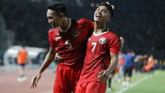 Selebrasi pemain Timnas Indonesia U-22, Rizky Ridho Ramadhani (kiri) dan Marselino Ferdinan setelah terjadinya gol kedua ke gawang Thailand yang dicetak Ramadhan Sananta pada laga final cabor sepak bola SEA Games 2023 di National Olympic Stadium, Phnom Penh, Kamboja, Selasa (16/5/2023). (Bola.com/Abdul Aziz)