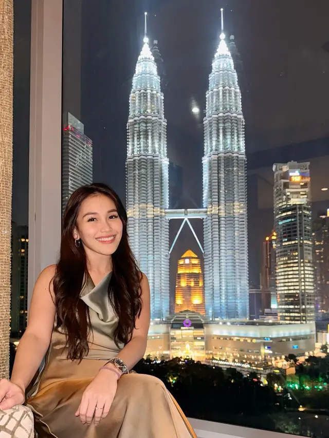 6 Gaya Menawan Ayu Ting-Ting dengan Outfit On Budget di Momen Lebaran, Dari Halal Bihalal sampai Liburan