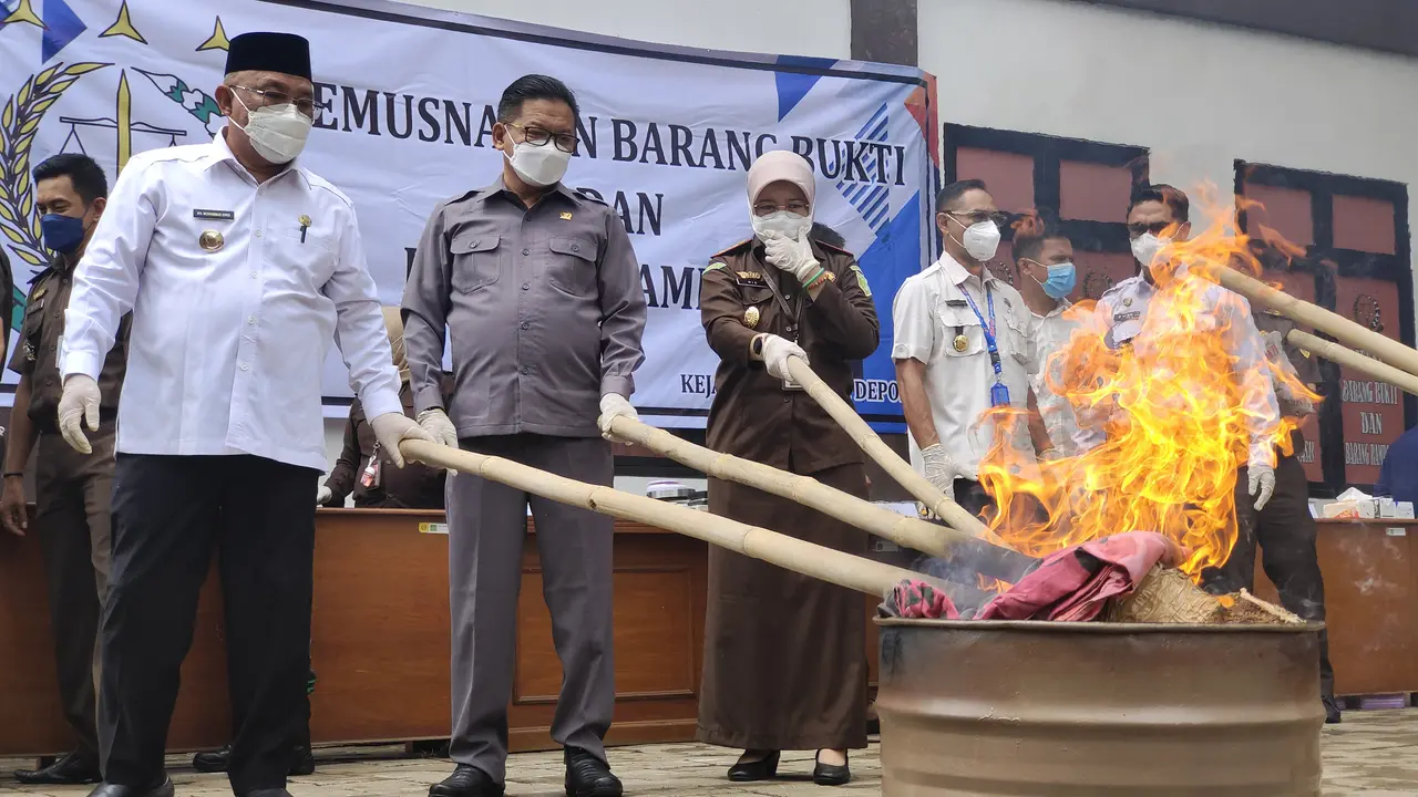 Forkopimda Kota Depok memusnahkan barang bukti hasil tindak pidana di Kota Depok.