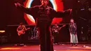 Beberapa kali Hindia menyapa penonton dengan penuh semangat dan mengajak mereka mengangkat tangan mengikuti irama musik. (Liputan6.com/Angga Yuniar)