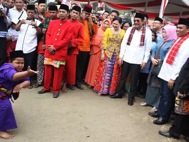 Wakil Gubernur DKI Jakarta Djarot Saiful Hidayat melihat Aksi pendekar cilik dalam acara palang pintu Lebaran Betawi di Lapangan Banteng, Jakarta (22/08/15). Palang pintu adalah kesenian Tradisonal Betawi. (Liputan6.com/Gempur M Surya)