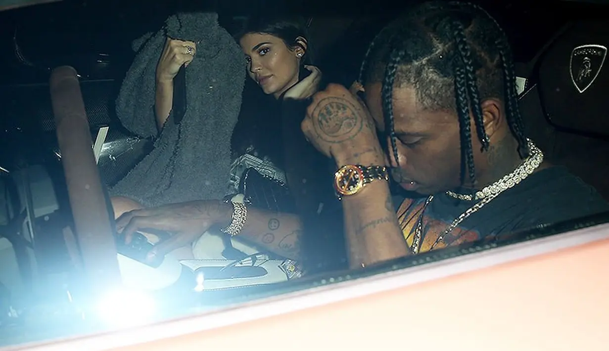 Dilansir dari USMagazine, pertunangan sekarang bukanlah sebuah hal yang penting untuk Kylie Jenner. (Backgrid - HollywoodLife)