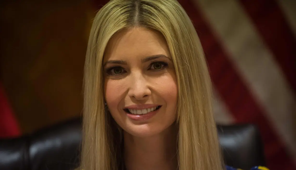 Penasehat Presiden AS Donald Trump, Ivanka Trump tersenyum saat menghadiri pertemuan di pasar Bursa Saham Peru selama Pertemuan Bisnis Amerika III di Lima (12/4). Ivanka tampil cantik dengan busana biru bermotif kembang. (AFP Photo/Ernesto Benavides)