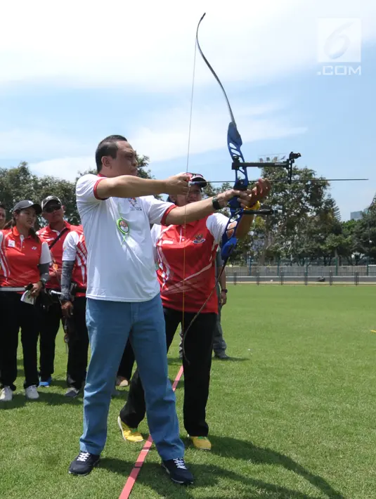 CdM Asian Games 2018, Komjen Pol. Syafruddin mencoba memanah saat meninjau pelatnas memanah di Lapangan Panahan Kompleks GBK, Jakarta, Selasa (10/4). Kunjungan ini untuk memantau persiapan jelang laga di Asian Games 2018. (Liputan6.com/Helmi Fithriansyah)