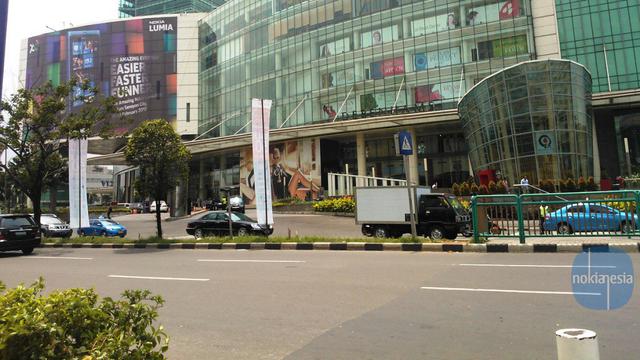 [Bintang] Sebelum Lompat, Pria Tewas di Senayan City Sempat Merokok