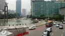 Sejumlah kendaraan melintas di sekitar kawasan Bundaran Hotel Indonesia, Jakarta, Senin (4/1/2016). Pasca libur panjang perayaan Natal 20015 dan Tahun Baru 2016, sejumlah ruas jalan ibukota mulai dipadati pengendara. (Liputan6.com/Helmi Fithriansyah)