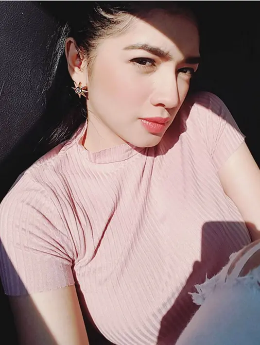 Angel sendiri mengaku tak habis piker dengan kabar yang terus mengusik kehidupan pribadinya tersebut. Begitu juga dengan kakak sekaligus managernya Angel Karamoy. (Instagram/realangelkaramoy)