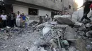 Warga Palestina berusaha mencari korban yang terjebak di reruntuhan bangunan yang hancur akibat serangan militer Israel di kota Rafah, (11/7/2014). (REUTERS/Ibraheem Abu Mustafa)