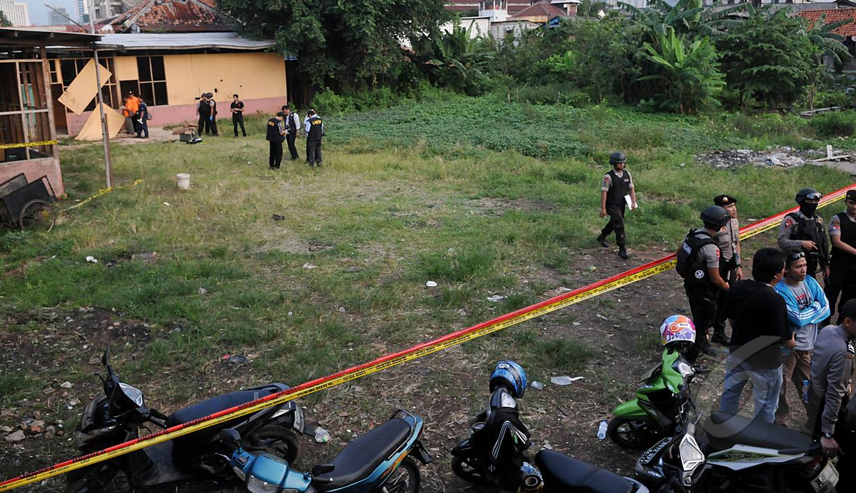Suasana di sekitar lokasi ledakan di kawasan Tanah Abang, Jakarta Pusat, Rabu (8/4/2015). Tampak lokasi telah dibatasi oleh garis polisi. Akibat dari ledakan ini empat orang dikabarkan terluka. (Liputan6.com/Johan Tallo)