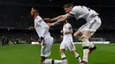 Selebrasi pemain Manchester United setelah Marcus Rashford mencetak gol ke gawang Barcelona dalam pertandingan leg pertama play-off babak gugur Liga Europa 2022/2023 yang berlangsung di Camp Nou, Jumat (17/2/2023). (AFP/Josep Lago)