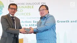 Menteri PPN/Kepala Bappenas, Bambang Brodjonegoro menerima cinderamata usai Singapore Dialogue on Sustainable World Resources, Singapura, Jumat (18/05). Pada dialog tersebut Indonesia serius menghadapi perubahan iklim global. (Liputan6.com/HO/Bappenas)