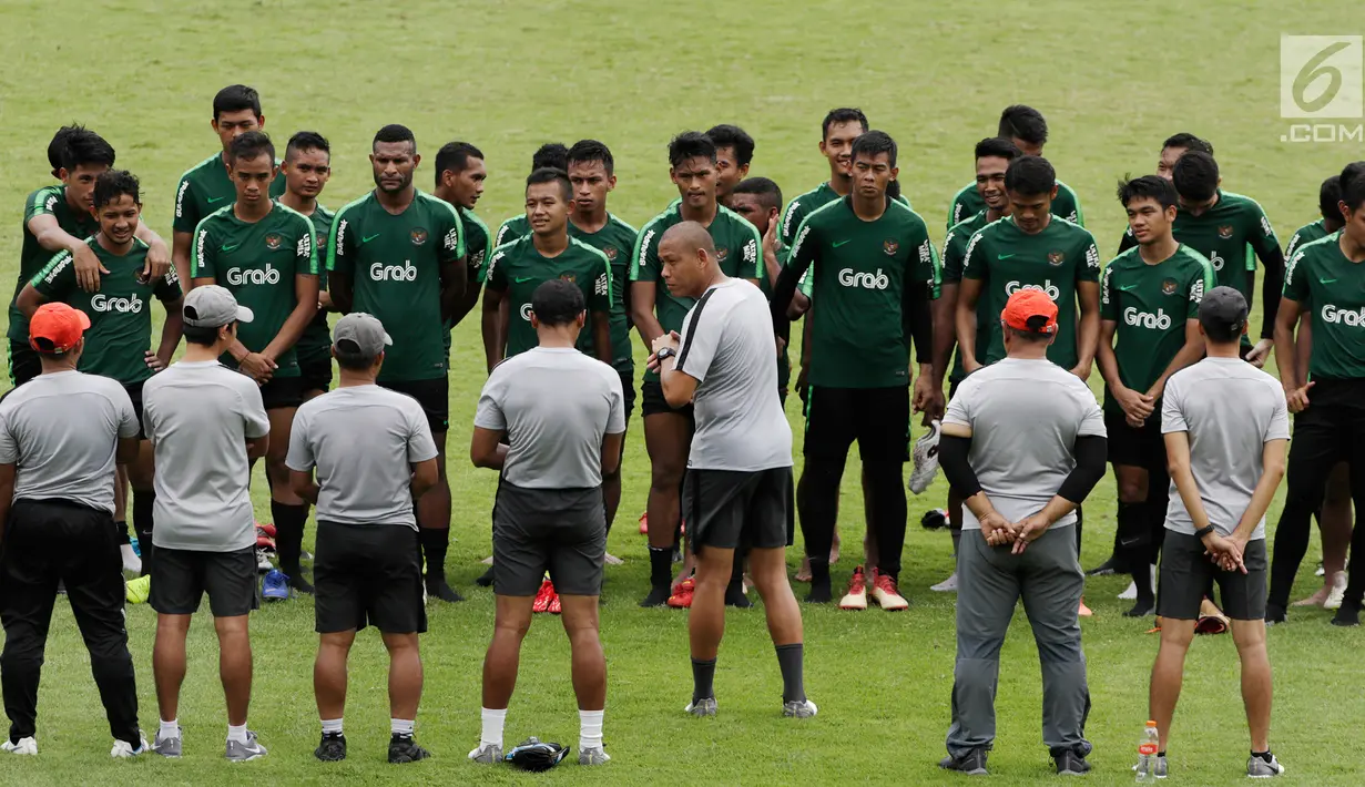 Asisten Pelatih Timnas Indonesia U-22, Nova Arianto memberikan arahan pada sesi latihan di Stadion Madya, Jakarta, Kamis(24/1). Timnas Indonesia U-22 mengasah teknik finishing dan transisi. (Bola.com/Yoppy Renato)