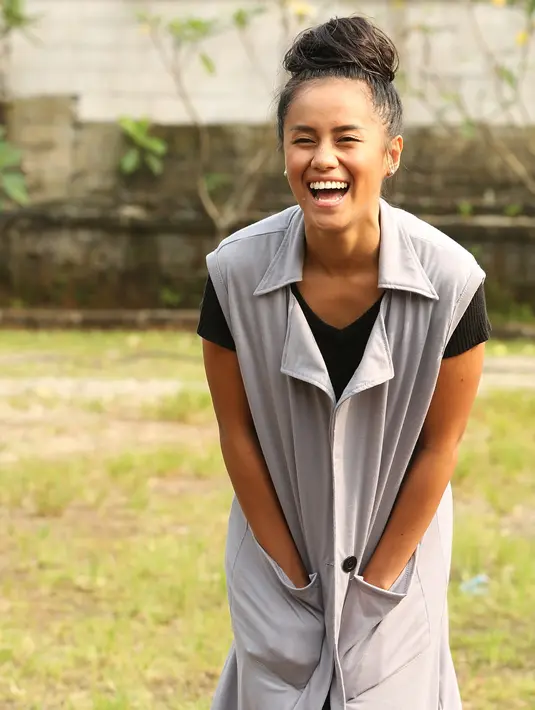 Setelah bertahun-tahun bisa melihat makluk yang tak kasat mata tersebut, ia mulai terbiasa. Bahkan, Lia lebih memilih menghindar, dari pada mengajak berkomunikasi. Perasaan takut masih juga dirasakan saat ketemu. (Bambang E. Ros/Bintang.com)