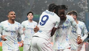 Selebrasi Yann Bisseck dalam laga Sassuolo vs Inter Milan di Liga Italia, Senin (9/2/2026). (Spada/LaPresse via AP)