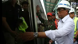 Menteri Perhubungan (Menhub) Budi Karya Sumadi melakukan kunjungan ke Stasiun Manggarai, Jakarta, Sabtu (16/2). Dalam kunjungannya, Menhub Budi melihat progres revitalisasi Stasiun Manggarai. Merdeka.com/Imam Buhori)