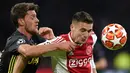 Bek Juventus, Daniele Rugani berebut bola dengan penyerang Ajax Amsterdam, Dusan Tadic pada laga pertama perempat final Liga Champions 2018-2019 di Amsterdam Arena, Rabu (10/4). Juventus harus puas bermain imbang 1-1 di kandang Ajax Amsterdam. (EMMANUEL DUNAND / AFP)