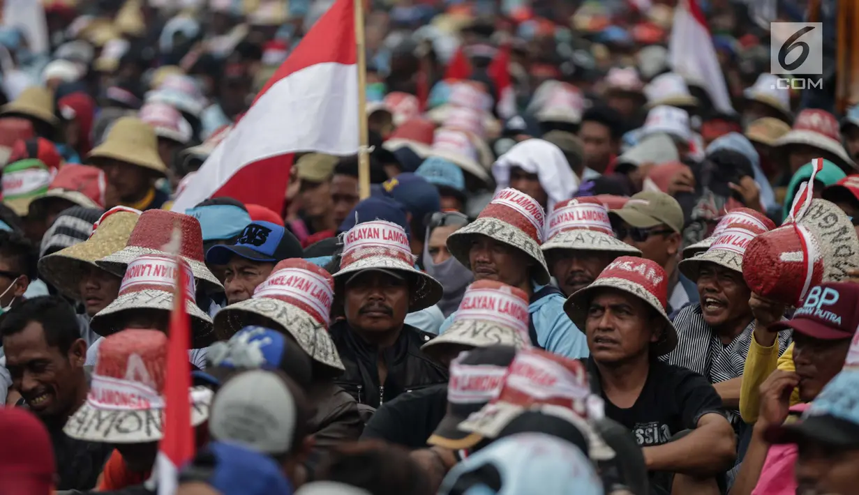 Ribuan nelayan mendengarkan orasi dalam unjuk rasa menolak larangan penggunaan cantrang di depan Istana Negara, Jakarta Pusat, Rabu (17/1). Tiga ribu personel kepolisian diturunkan dalam pengamanan aksi tersebut. (Liputan6.com/Faizal Fanani)
