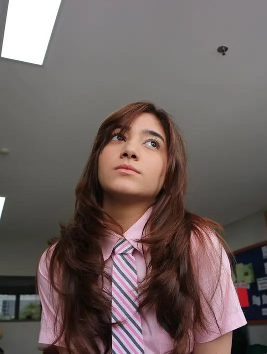 Salah satu film yang melambungkan nama Dannia Salsabilla yakni berjudul Mariposa. Dannia sukses besar perankan karakter Amanda. Ia beradu akting dengan Zara dan Angga Yunanda. Potret cantiknya saat pakai seragam SMA Arwana ini curi perhatian. (Liputan6.com/IG/@danniasalsabilla)
