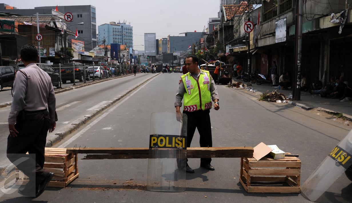 Jalan Jatinegara Barat Jakarta kembali ditutup pada Jumat (21/8/2015). Penutupan terkait proses penggusuran warga yang tinggal di sekitar bantaran Kali Ciliwung di Kampung Pulo Jakarta Timur. (Liputan6.com/Helmi Fithriansyah)