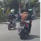 Tangkapan layar video emak-emak todongkan pisau ke pengendara di jalan raya Pekanbaru. (Liputan6.com/Istimewa)