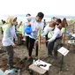 Penanaman pohon cemara laut di Pantai Cilacap, Jawa Tengah untuk menahan abrasi. (Foto: Liputan6.com/Diskominfo Cilacap)