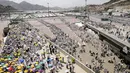 Jemaah haji saat berjalan untuk melaksanakan Lempar Jumrah di Mina, dekat kota suci Makkah, Arab Saudi (11/8/2019). Lempar jumrah merupakan simbol perlawanan terhadap setan. (AFP Photo/Fethi Belaid)