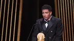 Gelandang Real Madrid asal Inggris Jude Bellingham berbicara di atas panggung saat menerima penghargaan pemain muda terbaik Kopa Trophy pada malam penganugerahan Ballon d'Or 2023 di Theatre du Chatelet, Paris, Selasa (31/10/2023) dini hari WIB. (FRANCK FIFE / AFP)