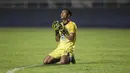 Kiper Persela Lamongan, Dwi Kusnanto, berlutut usai melawan Tira Persikabo pada laga Liga 1 di Stadion Pakansari, Bogor, Senin (16/12). Kedua klub bermain imbang 1-1. (Bola.com/Vitalis Yogi Trisna)