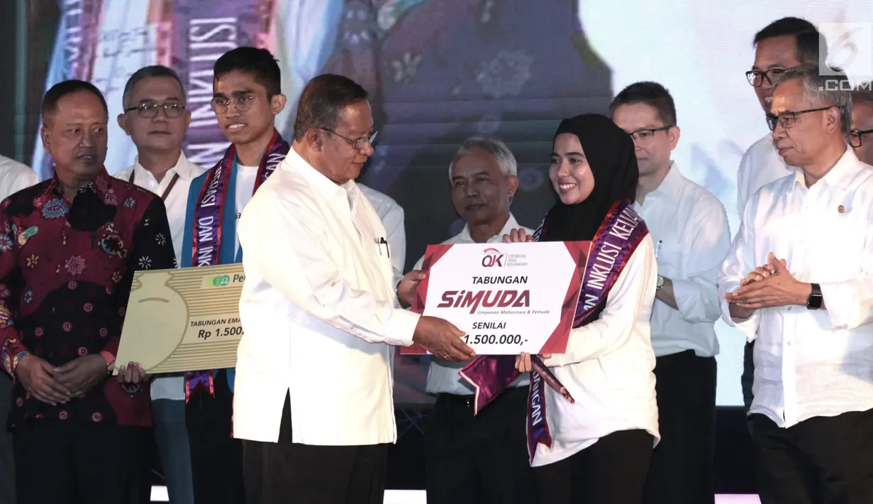 Menko Bidang Perekonomian, Darmin Nasution secara simbolis memberikan Tabungan Simuda kepada peserta Aksi Mahasiswa dan Pemuda Indonesia Menabung (AKSiMUDA) 2019 di Jakarta, Selasa (30/7/2019). Acara digelar dalam rangka menyambut Hari Indonesia Menabung 2019. (merdeka.com/Iqbal S Nugroho)